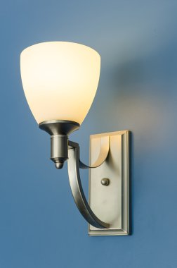 üzerinde parlayan bir duvar lambası