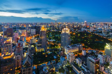 Sonra günbatımı Bangkok cityscape
