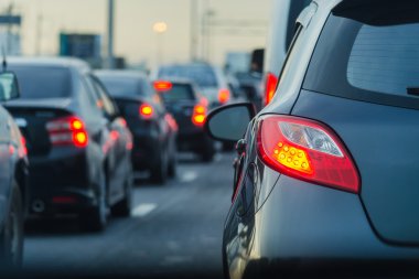 Hızlı yolu üzerinde trafik sıkışıklığı Bangkok