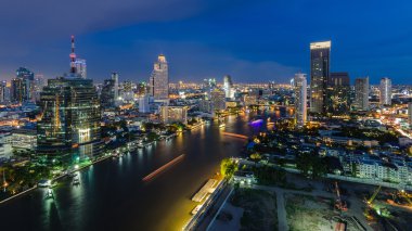 Bangkok cityscape ve Chaophraya Nehri 