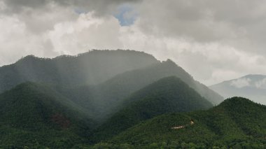 Bulut ve yağmur dağ