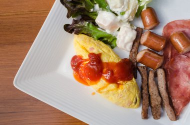 Amerikan kahvaltı plaka üzerinde