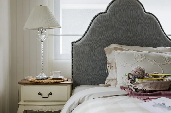 Dormitorio de lujo con lámpara en la mesa — Foto de Stock