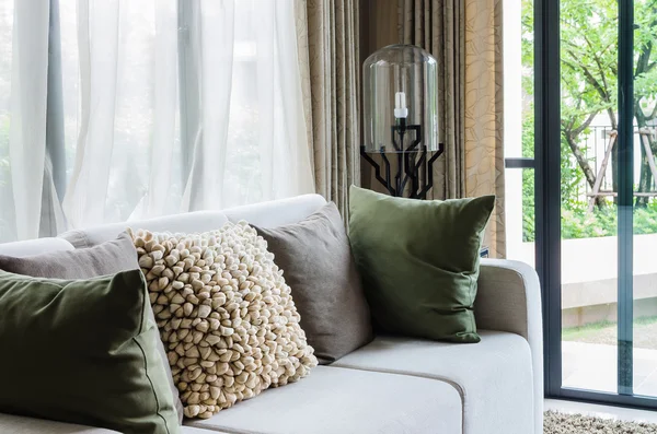 Allrum med vit soffa och modern lampa — Stockfoto
