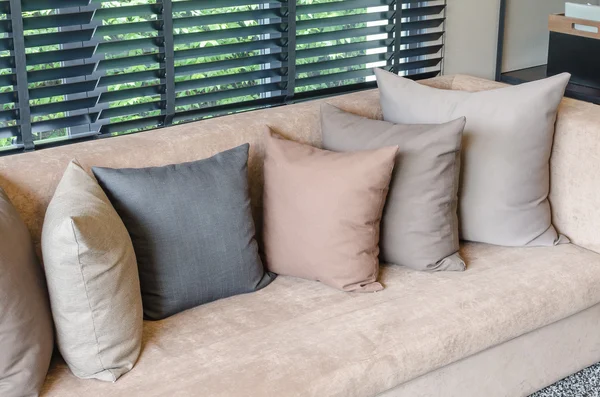Almohadas en sofá marrón — Foto de Stock