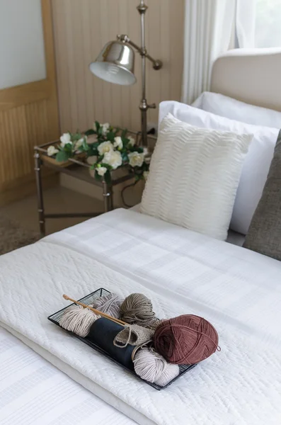 침실에 크로 셰 뜨개질의 트레이 — 스톡 사진