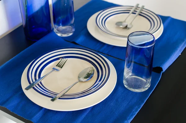Ajuste de mesa con tema azul para pareja — Foto de Stock