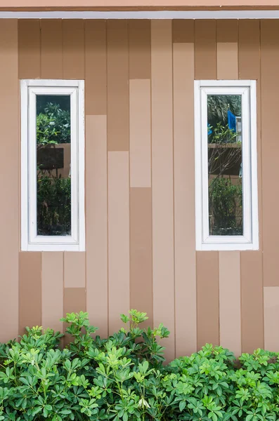 Aluminiumfenster mit Wandmuster — Stockfoto