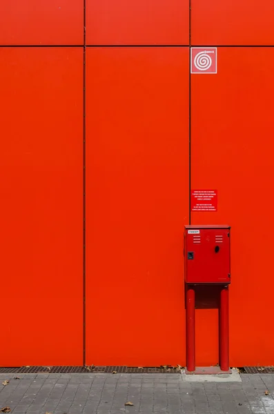 Armoire de tuyau d'incendie sur mur rouge — Photo