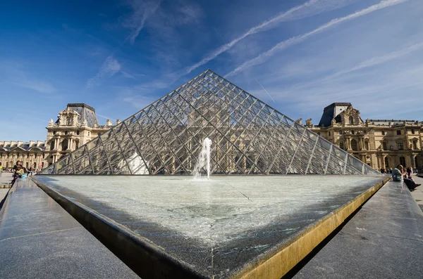 外部的卢浮宫金字塔 — 图库照片