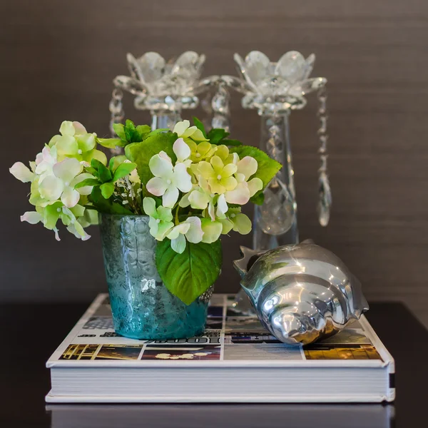 Blomma i vasen med bok — Stockfoto