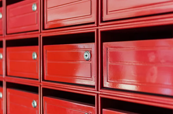 Nahaufnahme des roten Briefkastens — Stockfoto