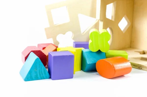 Blocos de brinquedo de madeira coloridos isolados em branco — Fotografia de Stock