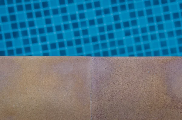 与游泳池瓷砖地板 — 图库照片