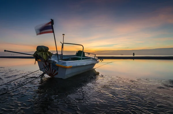 Fishing boat on the huahin beach, Thailand — Stock Photo, Image