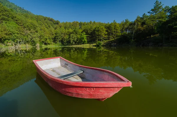 Red boat in lake and reflection — Stock Photo, Image