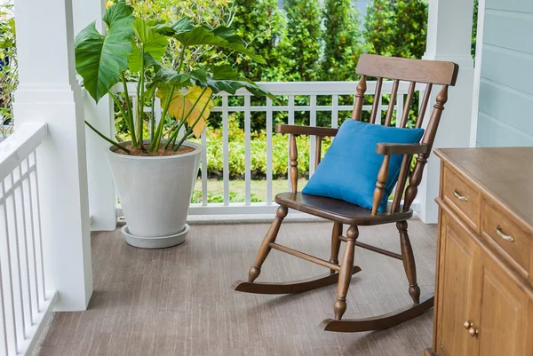 Holzschaukelstuhl auf der Veranda Stockbild