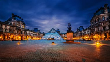 Fransa, Paris - 14 Nisan: Louvre Müzesi'nde Twilight Saat üzerinde 14 Nisan 2013 yılında Paris, Fransa. Ph