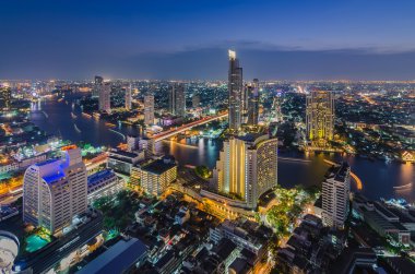 Bangkok cityscape ve Chaophraya Nehri