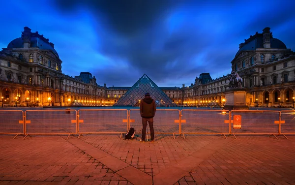 法国，巴黎-4 月 14 日: 在那黄昏时分在 2013 年 4 月 14 日在法国巴黎的卢浮宫博物馆。Ph 值 — 图库照片