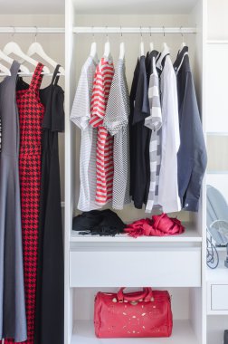 beyaz gömlek ile dolap ve asılı elbise