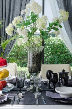 İçecek masada cam vazoda çiçek