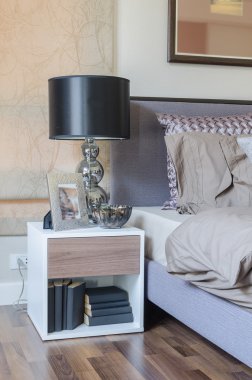 Yatak odasında masada siyah lamba 