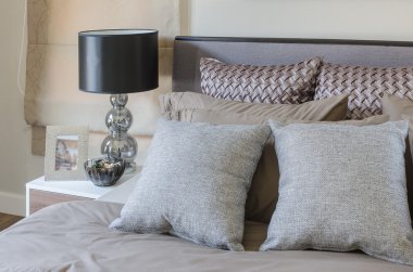 Yatak odasında masada siyah lamba