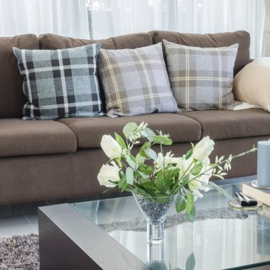 modern oturma odası tablo cam vazoda çiçek 