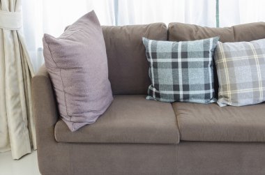 yastık kahverengi modern kanepe oturma odasında 