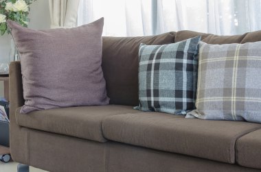 yastık kahverengi modern kanepe oturma odasında