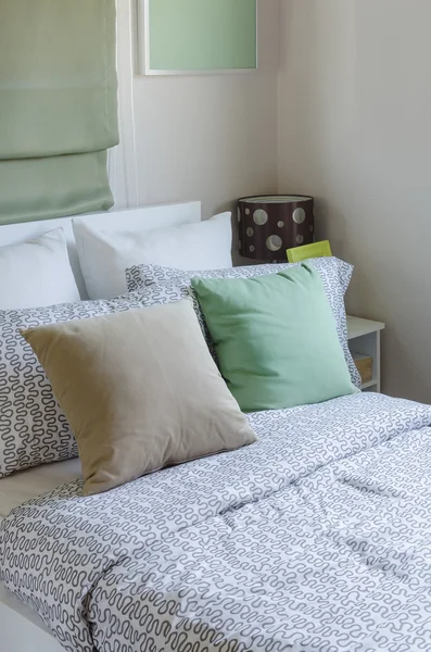 Коричнева і зелена подушка на ліжку в дитячій спальні — стокове фото