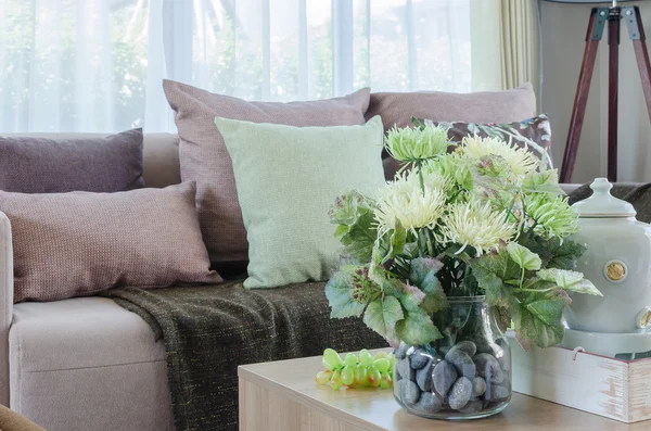 Plante dans un vase en verre sur une table en bois dans le salon — Photo