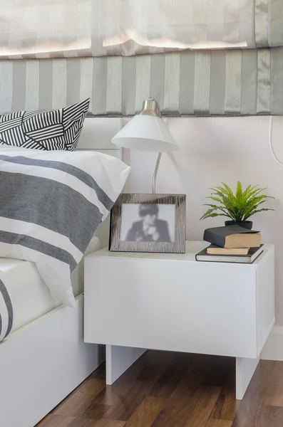 Mpdern lámpara blanca y planta sobre mesa blanca en dormitorio —  Fotos de Stock