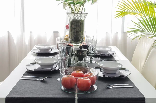 Mesa de comedor moderna en blanco y negro —  Fotos de Stock