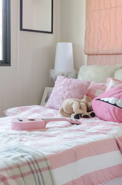 Girl's slaapkamer in roze kleur met kussens en doll — Stockfoto