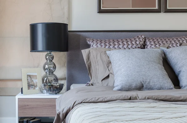 çağdaş yatak odası tablo siyah lamba 