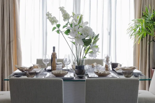 Comedor moderno blanco con flores en la mesa en casa —  Fotos de Stock