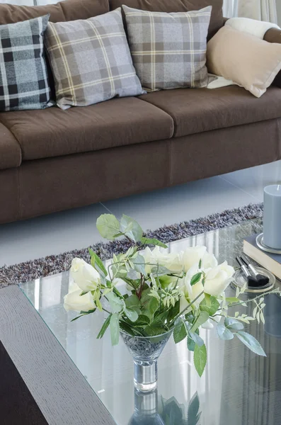 Modern oturma odası tablo cam vazoda çiçek — Stok fotoğraf