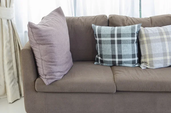 yastık kahverengi modern kanepe oturma odasında 