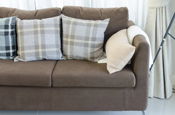 Almofadas no sofá moderno marrom na sala de estar — Fotografia de Stock