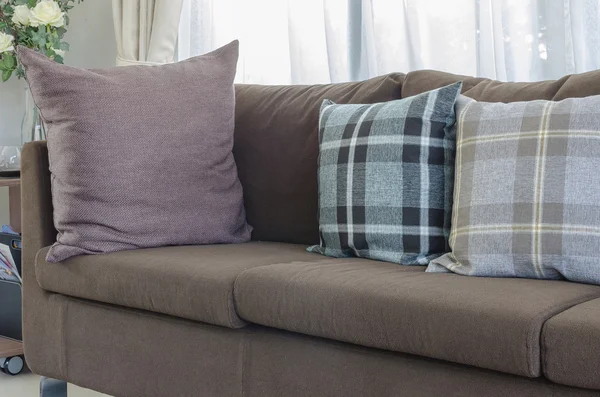 yastık kahverengi modern kanepe oturma odasında