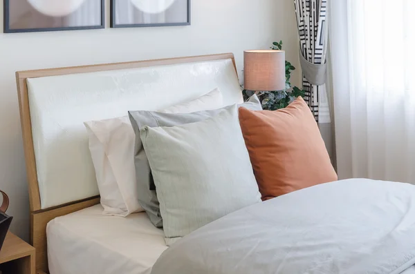 Almohada de color naranja en la cama blanca en el dormitorio — Foto de Stock