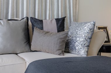 arka plan olarak çelik perde ile kanepe yastık 