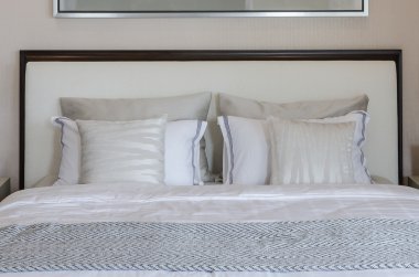 lüks yatak odası ile yatak beyaz yastıklar