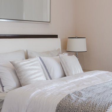 masada beyaz klasik lamba lüks yatak odası 