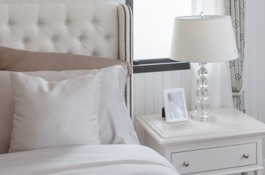 Masa lambası ile lüks yatak odası 