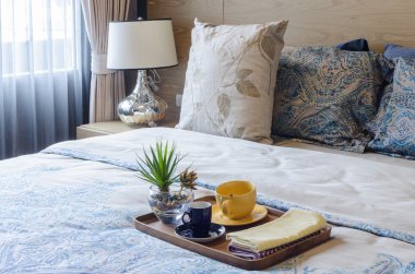 çay Kupası ve bitki yatakta ahşap tepsi