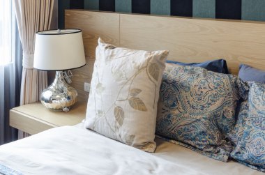 ahşap yatak yastık ve yatak odasında lamba ile