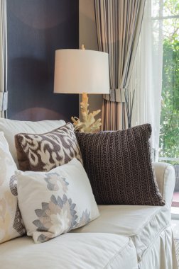 bej renk kanepe ve oturma odasında yastıklar 